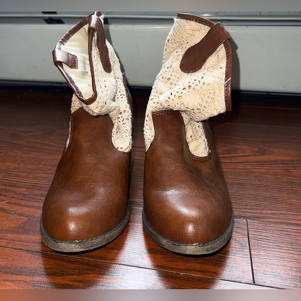 Size : 8 Brand: Mudd Color: brown leather with tan embroidered